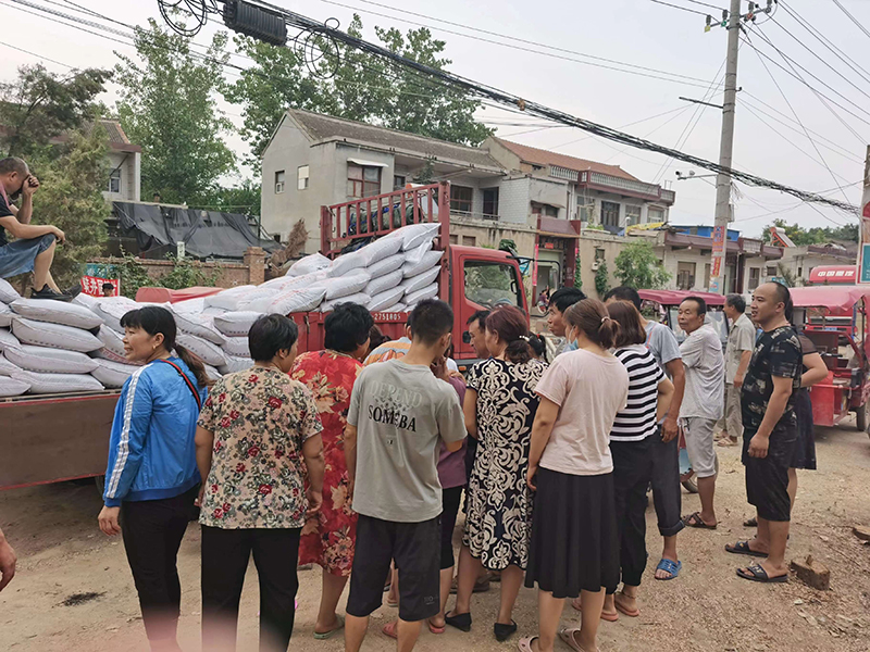 高標(biāo)準(zhǔn)農(nóng)田土壤改良項(xiàng)目   有機(jī)肥發(fā)放